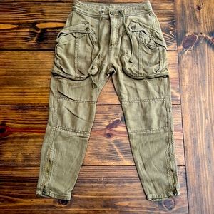 Free people size 0 army green cargo pants. Never worn. Excellent condition.